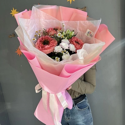 Пленительный букет из пионовидной розы и хризантемы