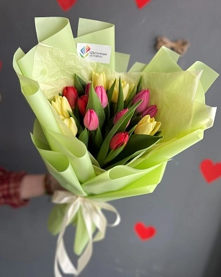 15 разноцветных тюльпанов