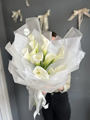 Воздушный букет из белых калл