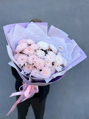 Букет из нежно-розовых кустовых хризантем
