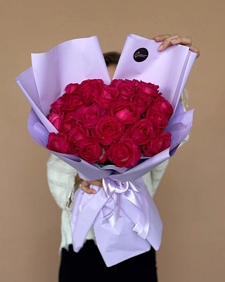 25 вишневых роз 50/60 см