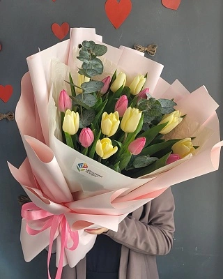 17 тюльпанов с эвкалиптом