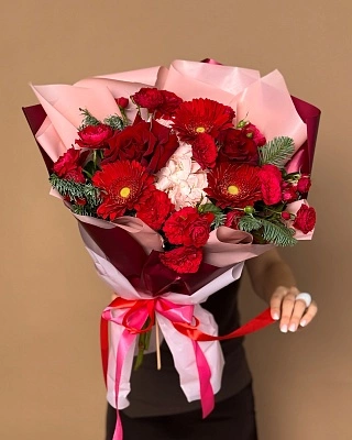 Пронзительный зимний букет с розами и герберами