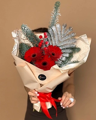 Яркий зимний букет из гербер и нобилиса
