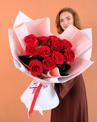 11 красных роз 60 см в стильном оформлении