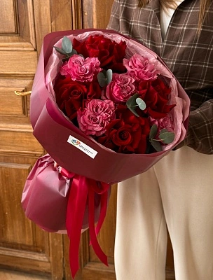 Букет "Контраст из французских и пионовидных роз"