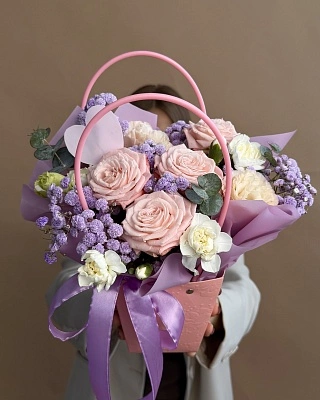 Сборная композиция из гипсофилы, роз и эустомы