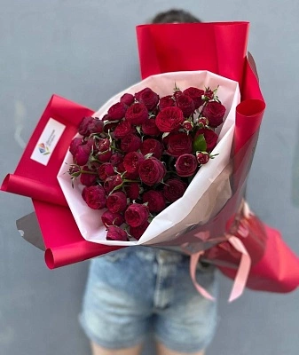 11 красных кустовых пионовидных роз