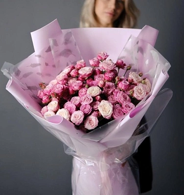 15 пионовидных кустовых роз в стильном оформлении