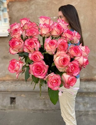 25 бело-розовых роз 60 см под ленту