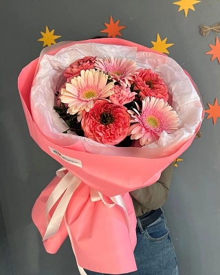 Чарующий букет из пионовидной розы, герберы и диантусов