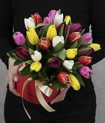 25 разноцветных тюльпанов в шляпной коробке
