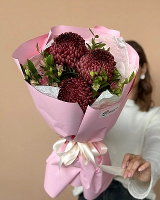 Иллюзорный букет из премиальных хризантем и альстромерии