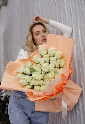 Гигант из 35 белых роз 40 см