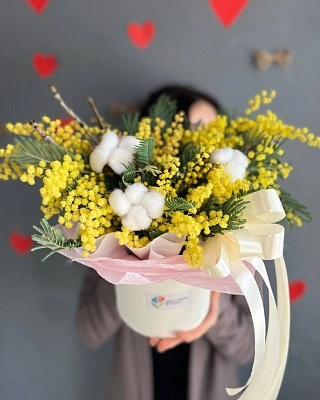 Композиция из мимозы и хлопка