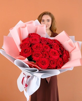 21 красная роза 60 см в стильном оформлении