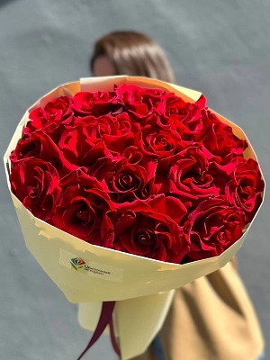 15 красных французских роз