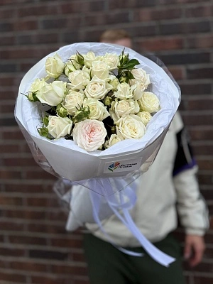 9 белых кустовых роз 40 см 