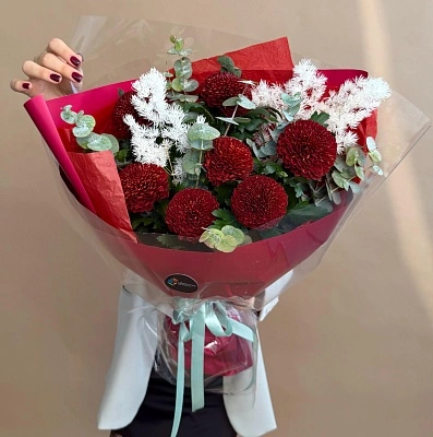 Большой букет ярких хризантем с зеленью