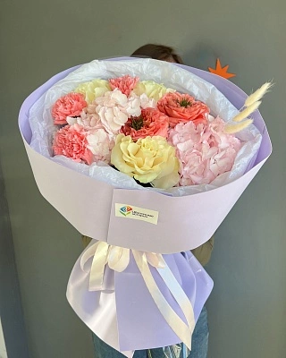 Изумительный букет из пионовидной розы, французской розы, диантуса и гортензии