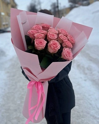 Гигант из 15 нежно-розовых роз 70/80 см