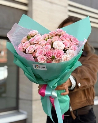 Нежный букет из 15 кустовых роз 40 см