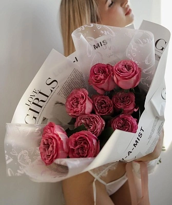 11 розовых пионовидных роз