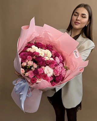 Гигант из 51 ягодной кустовой розы