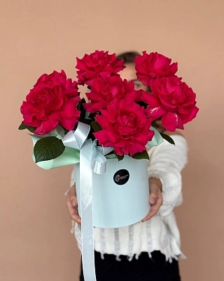 Композиция из 7 вишневых французских роз