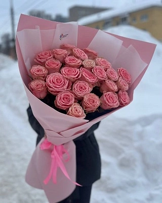 Гигант из 25 нежно-розовых роз 70/80 см