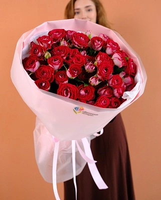 Букет из 15 красных кустовых роз 40 см